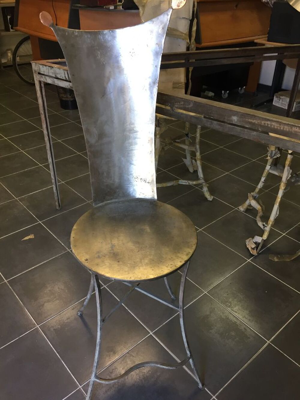 Table metal avec trois chaises Meubles