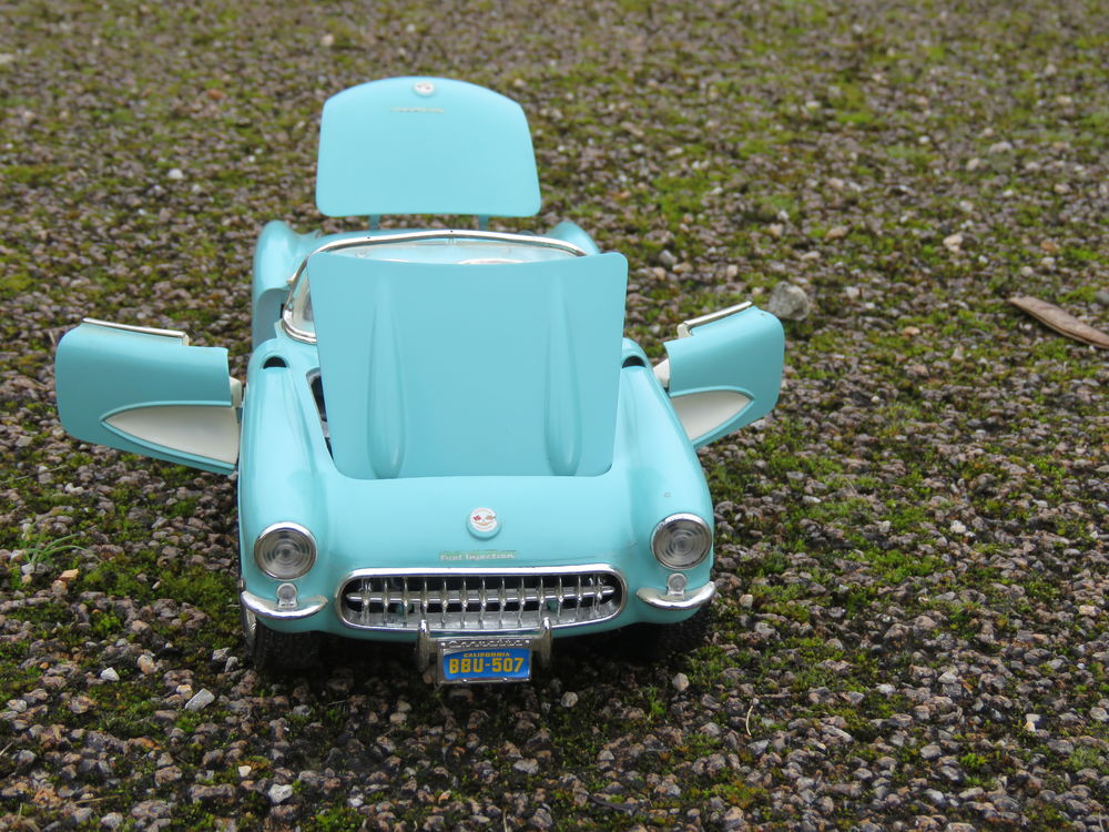 Burago Chevrolet Corvette 1957 d&eacute;capotable 1/18e 