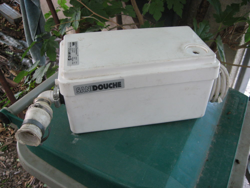 Gros lot : 7 radiateurs muraux, pompe de relevage, lavabo Bricolage
