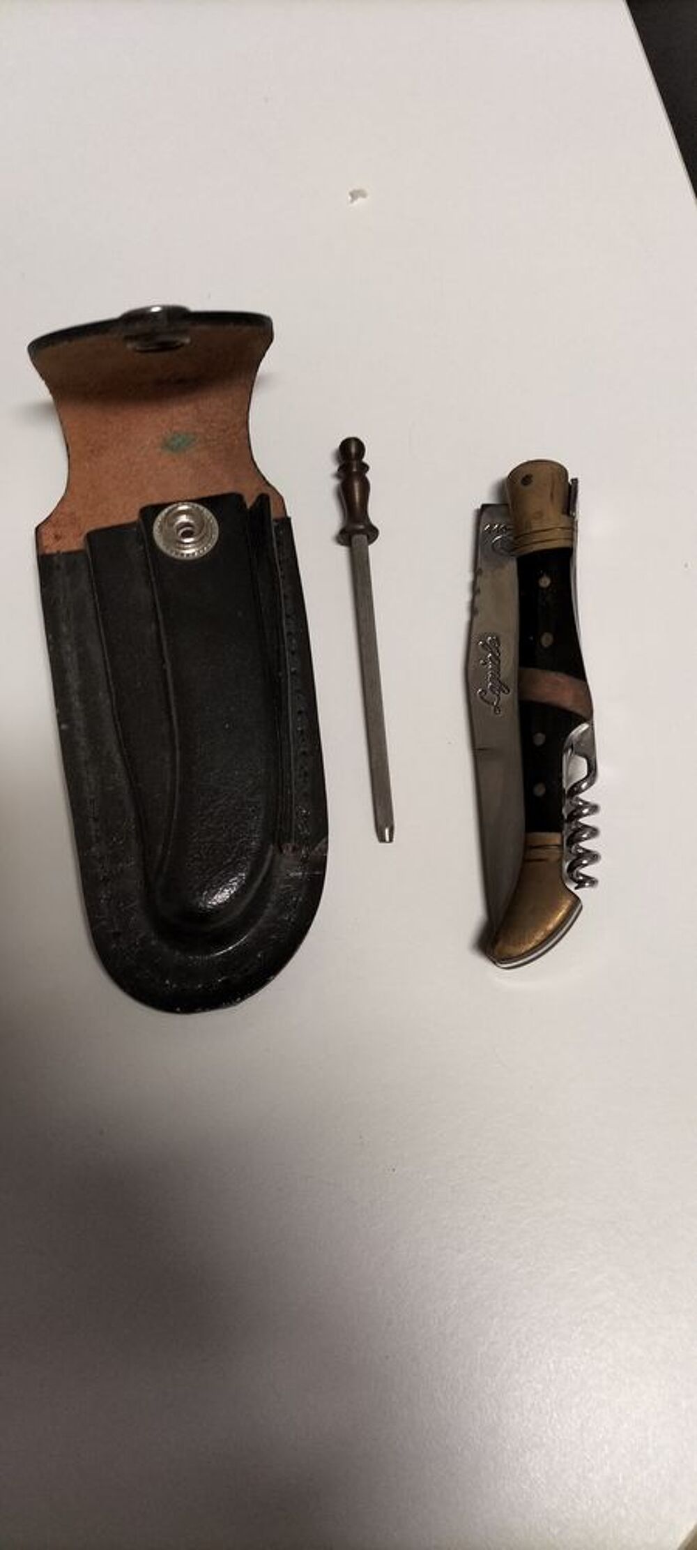 Couteau plaint Laguiole 440 avec tire-bouchon, pochette cuir 