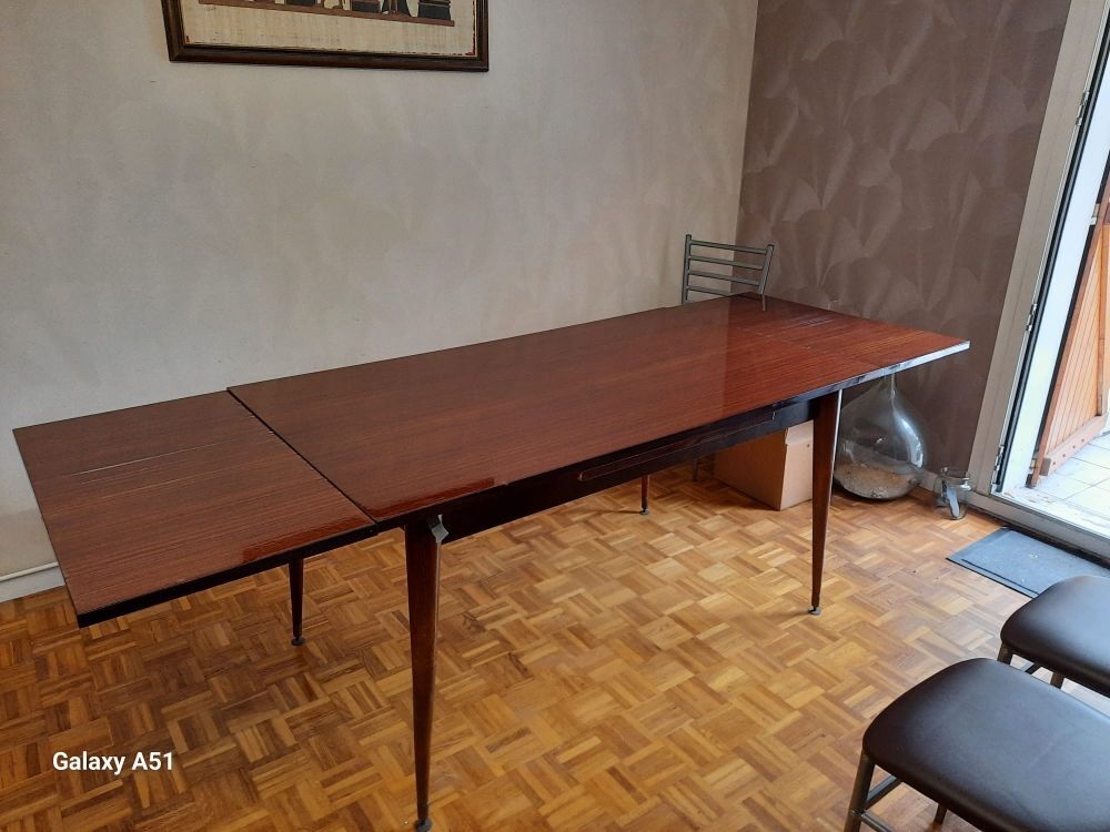 Table et buffet vintage laqu&eacute;s, avec 2 rallonges+ 6 chaises. Meubles
