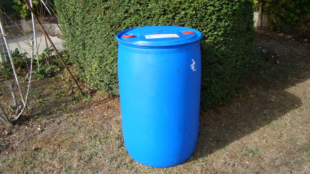 F&ucirc;t / bidon plastique 220 litres 
Bricolage