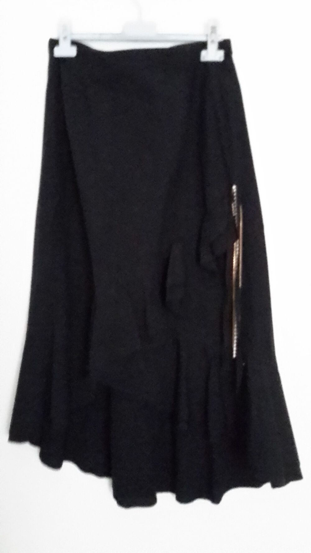 Jupe mi-longue dissym&eacute;trique noire. Vêtements