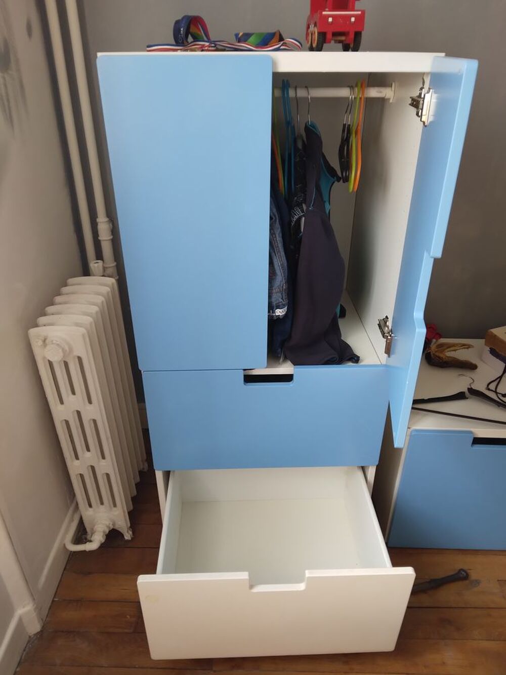 Armoire pendrie + coffre &agrave; jouets b&eacute;b&eacute;/jeunes enfants Meubles