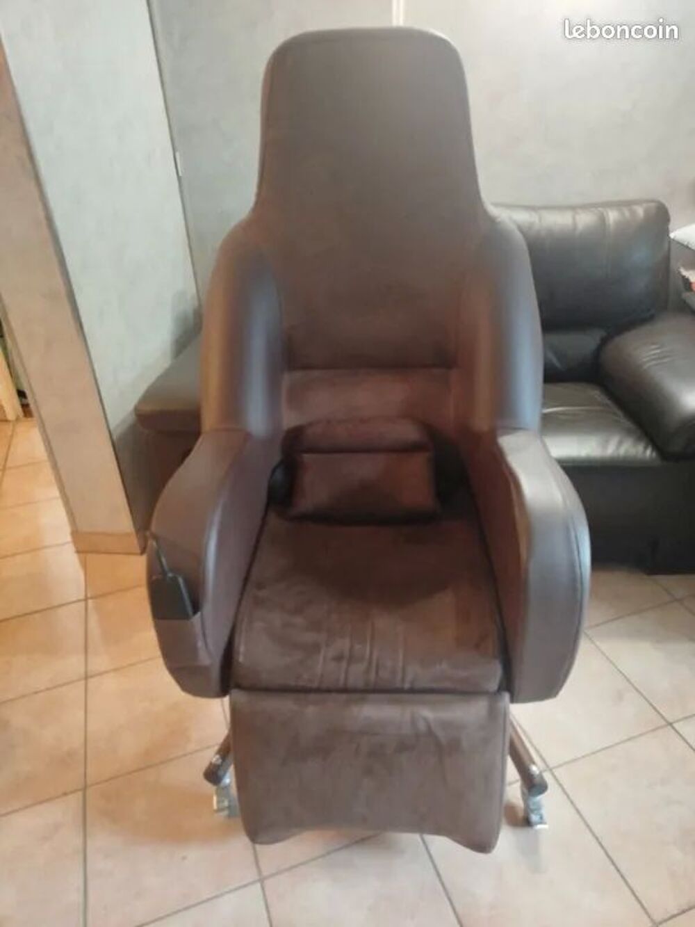 Fauteuil &eacute;lectrique marron
Meubles