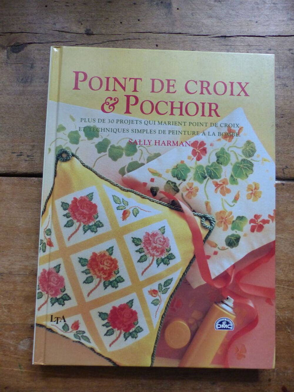 livre de couture : &quot; POINT DE CROIX et POCHOIR &quot; Livres et BD