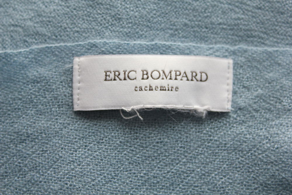 Echarpe cachemire et soie bleue ERIC BOMPARD
Vêtements