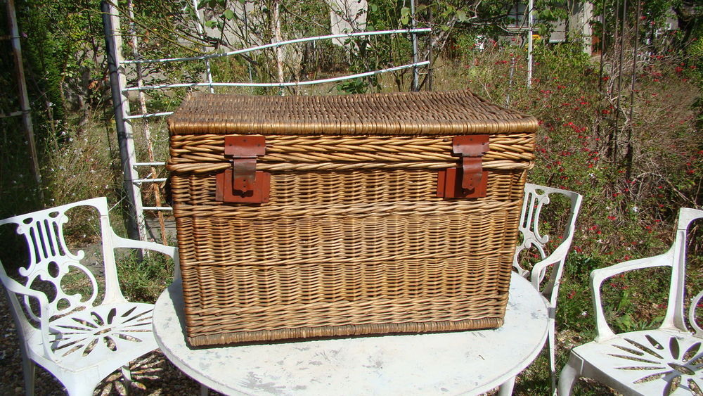 Ancienne malle de voyage en osier
Meubles