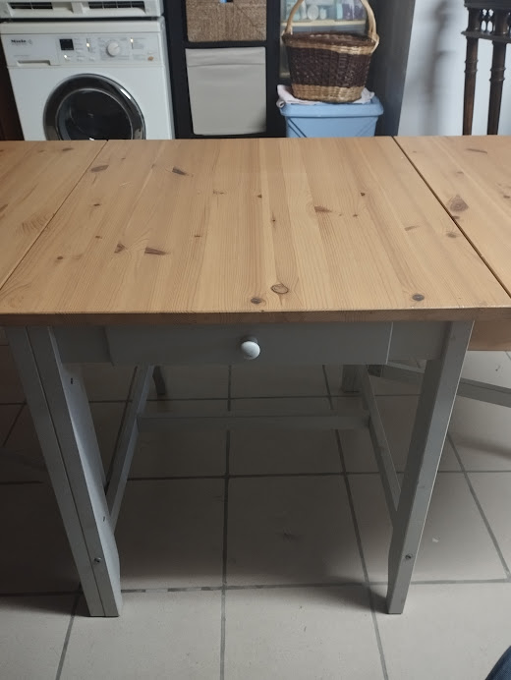 Table en bois extensible avec pieds blancs Meubles