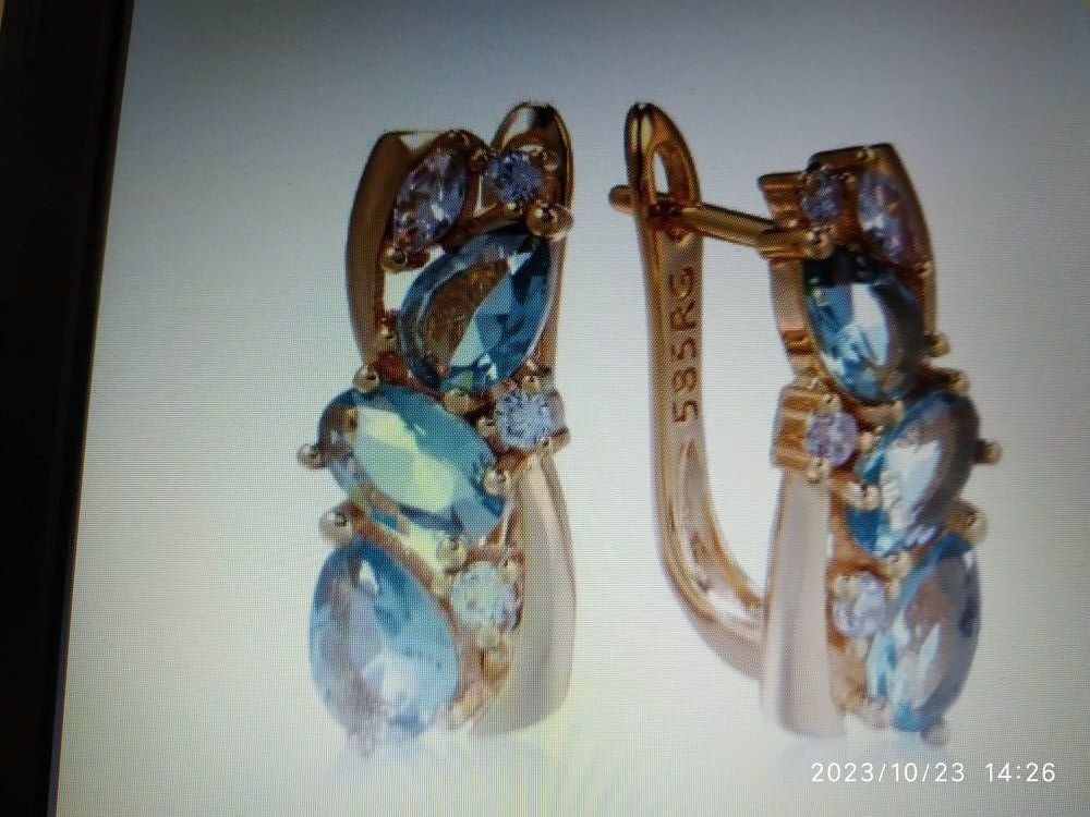 Boucles d'oreilles NEUVES en or poin&ccedil;onn&eacute; 14 K (=585) Bijoux et montres
