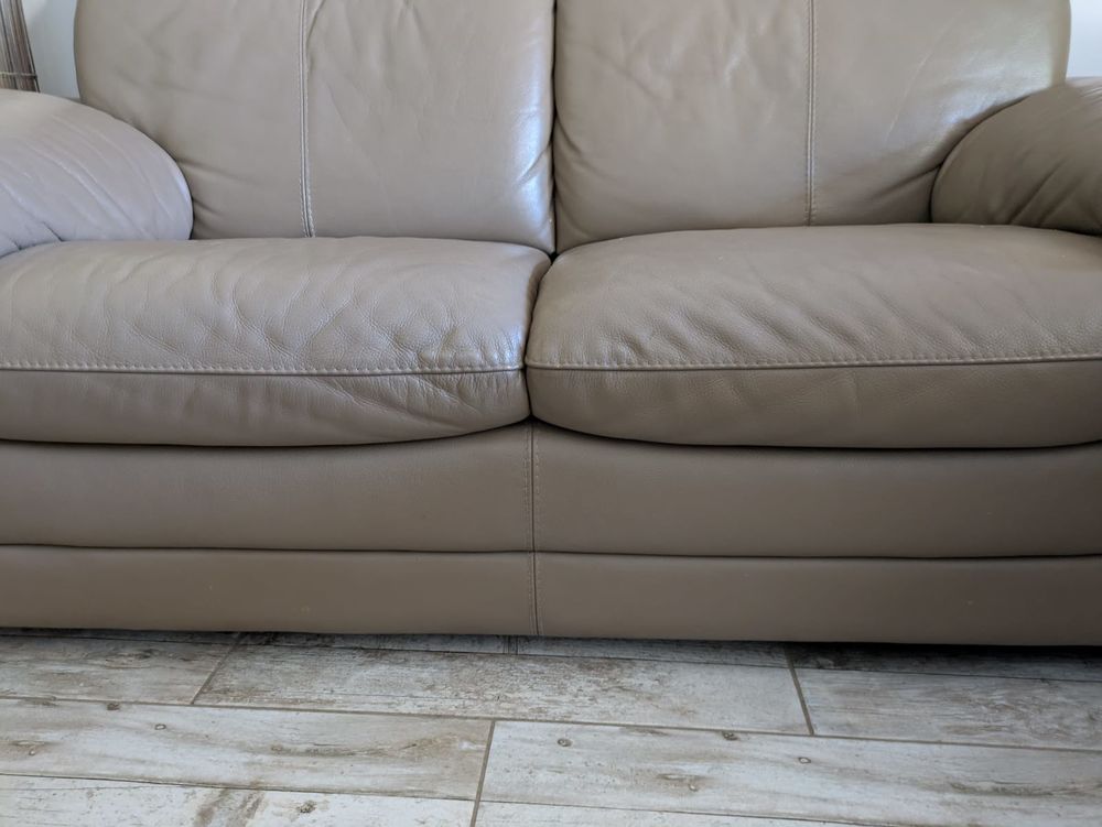 canap&eacute; cuir fixe couleur taupe
Meubles