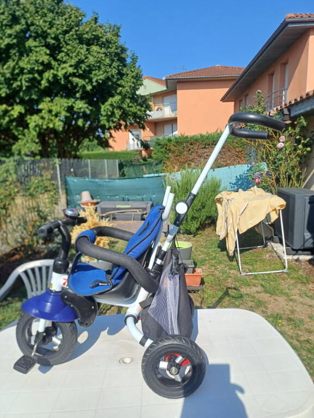 Tricycle enfant bleu avec harnais Vélos