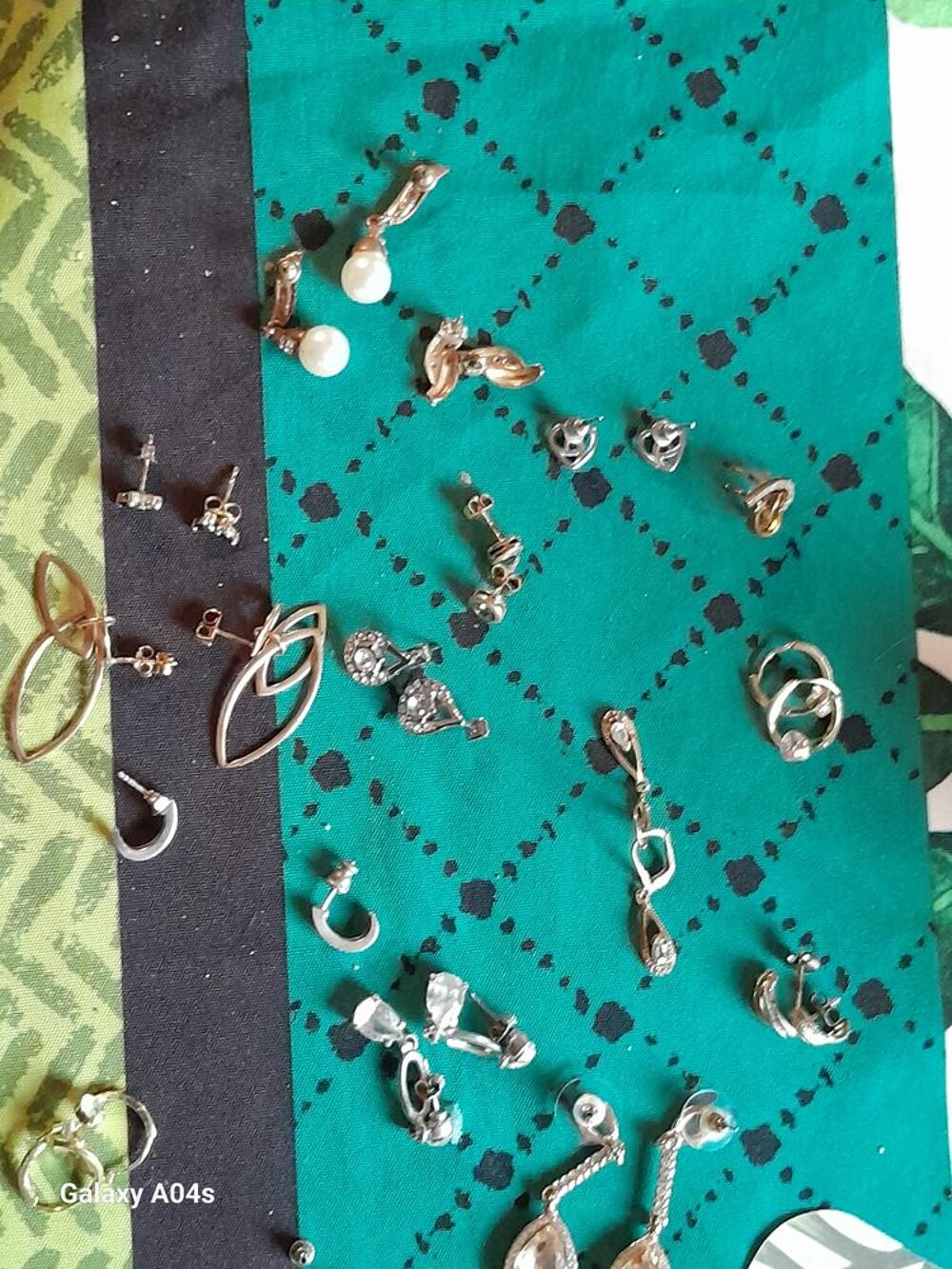 Diverses boucles d'oreilles fantaisie &agrave; 2 euros l.unit&eacute; Bijoux et montres