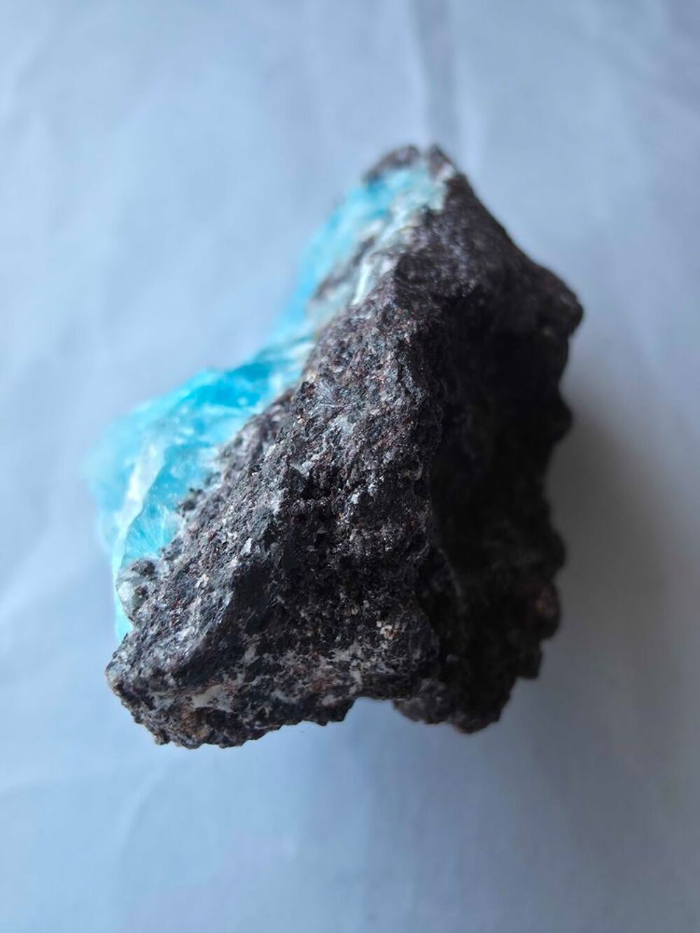 Cristal H&eacute;mimorphite Bleu Electrique sur Matrice-6,7 cm 