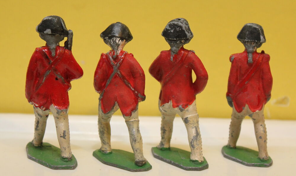 Figurines anciennes en plomb, habits rouges Jeux / jouets