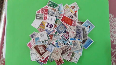 Lot de 400 timbres. 10 Josselin (56)
