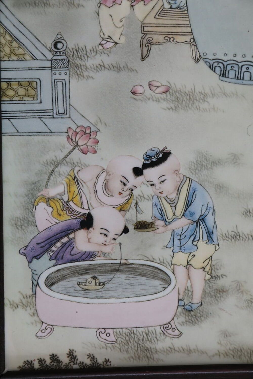 PLAQUE CHINOISE AVEC CADRE 5 PERSONNAGES SIGNE 