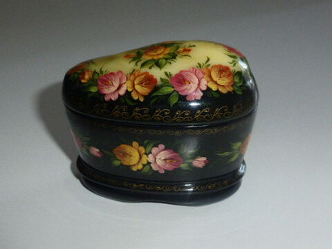 Petite boite russe laquée décor floral signée 40 Rueil-Malmaison (92)