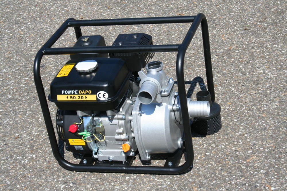 POMPE &agrave; EAU MOTEUR ESSENCE avec RACCORDS et CREPINE Bricolage