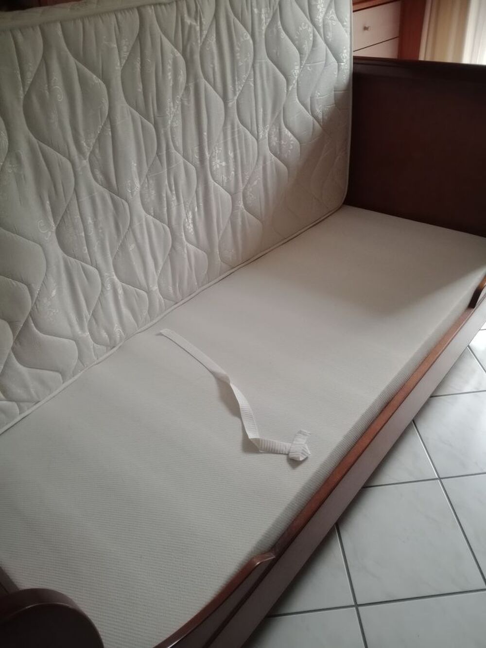 Lit rouleau 1 et table de chevet Meubles