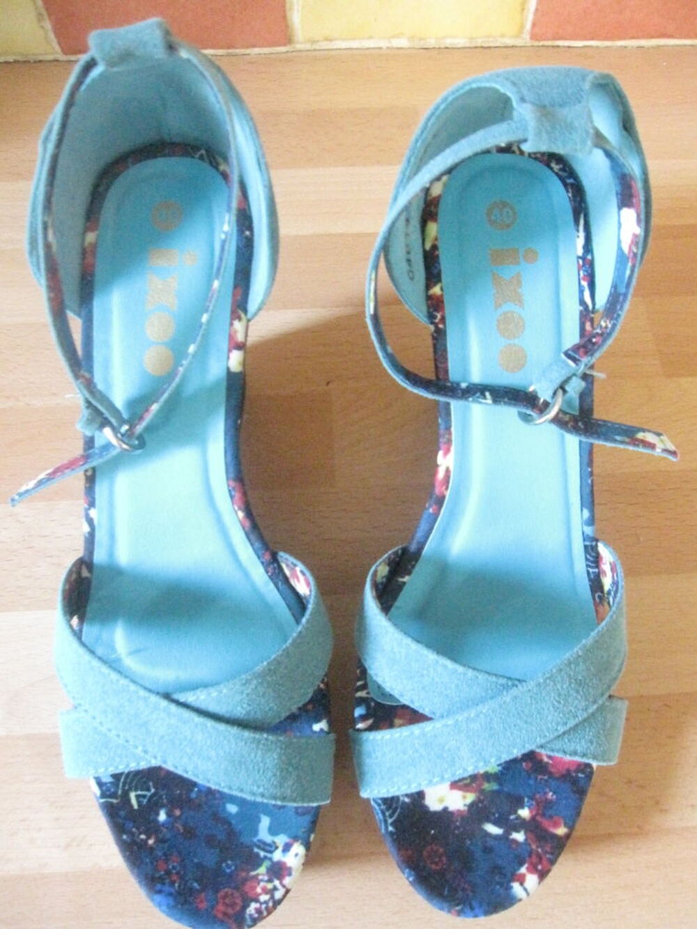 Sandales compens&eacute;es bleues &agrave; fleurs pointure 40 Chaussures