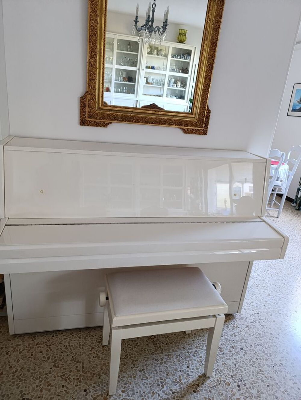 Tr&egrave;s beau piano droit blanc Instruments de musique