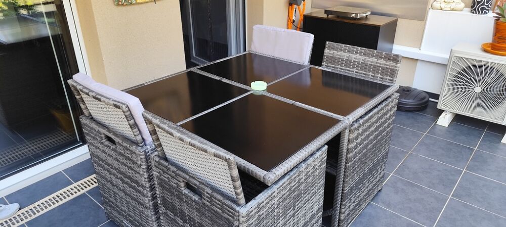 Table et chaises de jardin en osier gris avec plateau en ver Jardin