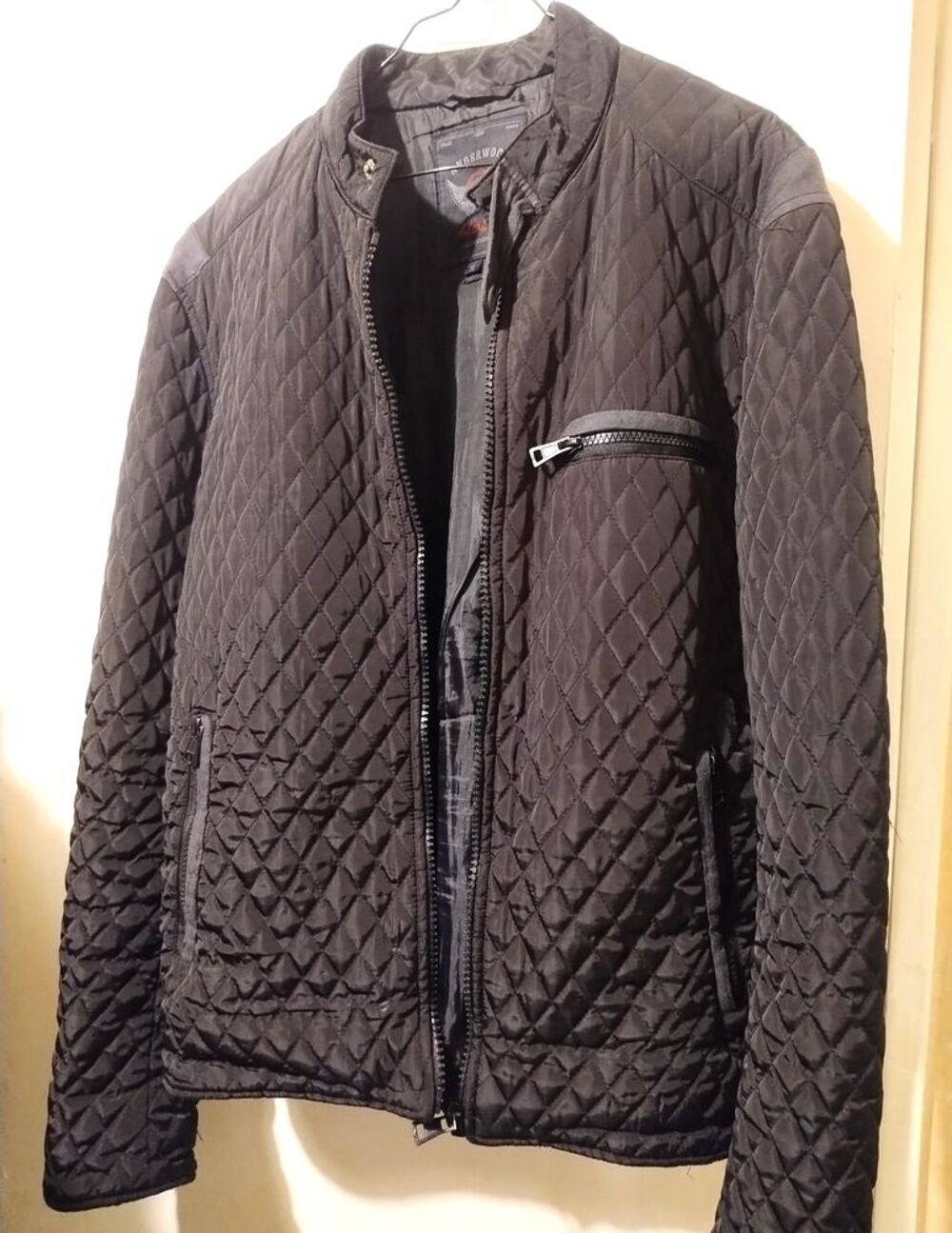 Veste noir matelass&eacute;e l&eacute;g&egrave;re et concfortable en bon &eacute;tat Vêtements