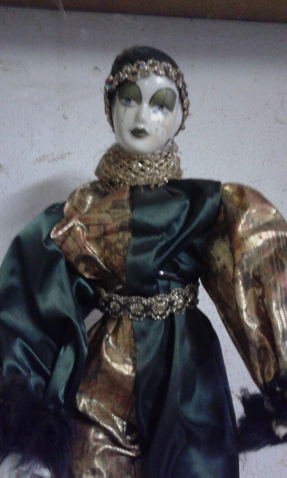 TRES BELLE POUPEES ANCIENNE MAGNIFIQUE ROBE CHAPEAUX. 