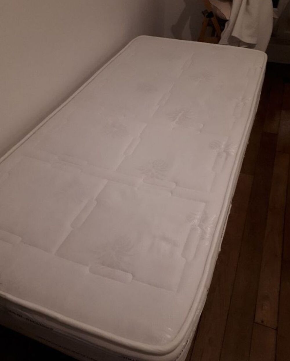 Grand lit une place (matelas et sommier) Meubles