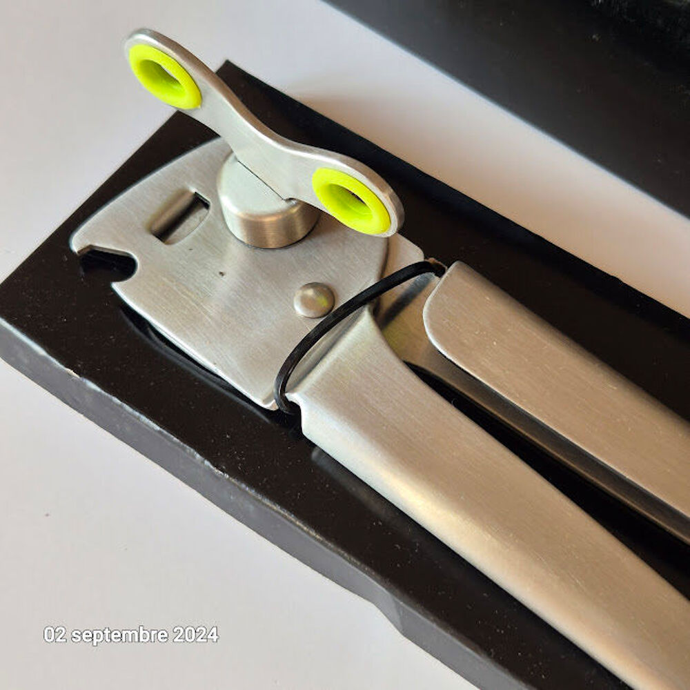 Magnifique ouvre bo&icirc;te en m&eacute;tal &eacute;pais de qualit&eacute;, tout inox Cuisine