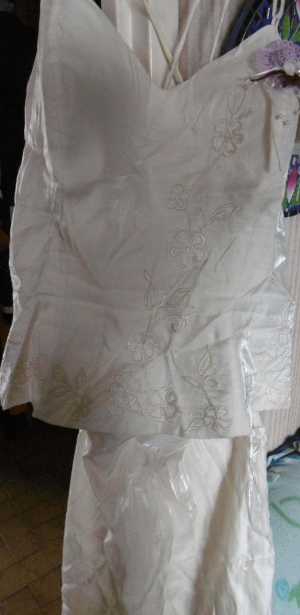 ensemble beige en satin, haut &agrave; bretelles et jupe longue Vêtements