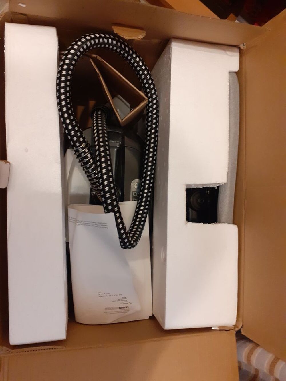 D&eacute;froisseur vapeur vertical Klindo neuf
Electroménager