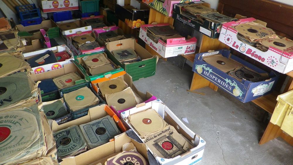 DEBARRASSE PLUS DE 2000 DISQUES 78 t POUR PHONO PRIX A VOIR CD et vinyles