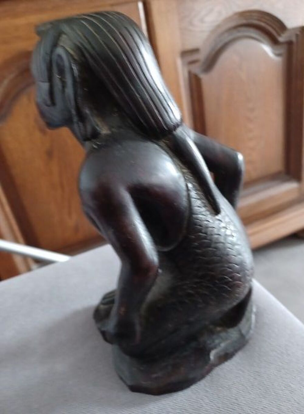 Figurine africaine, guerrier Massa&iuml;, en bois dur sculpt&eacute; 
