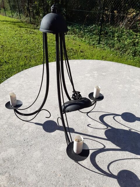 Lustre Noir en Fer 3 Branches. 15 Le Vernois (39)
