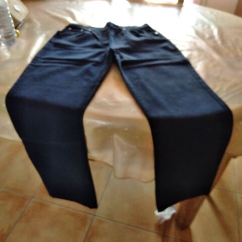 Pantalon bleu marine , neuf , en trs bon tat . Taille :40  30 Pollestres (66)