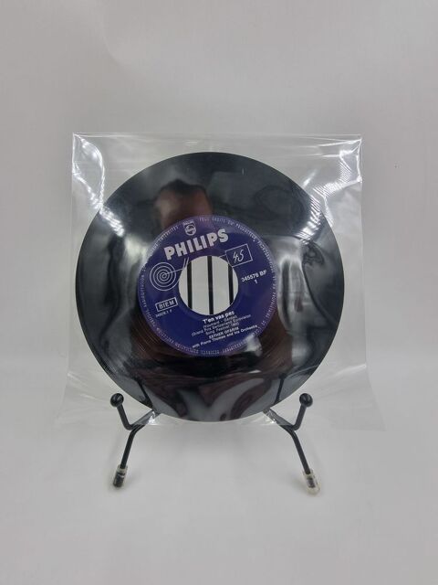 Vinyle 45 tours Esther Ofarim : T'en Vas Pas / La Cit�... 3 Vulbens (74)