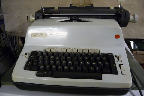 MACHINE A ECRIRE ELECTRIQUE MARQUE  OLYMPIA  30 Beynost (01)