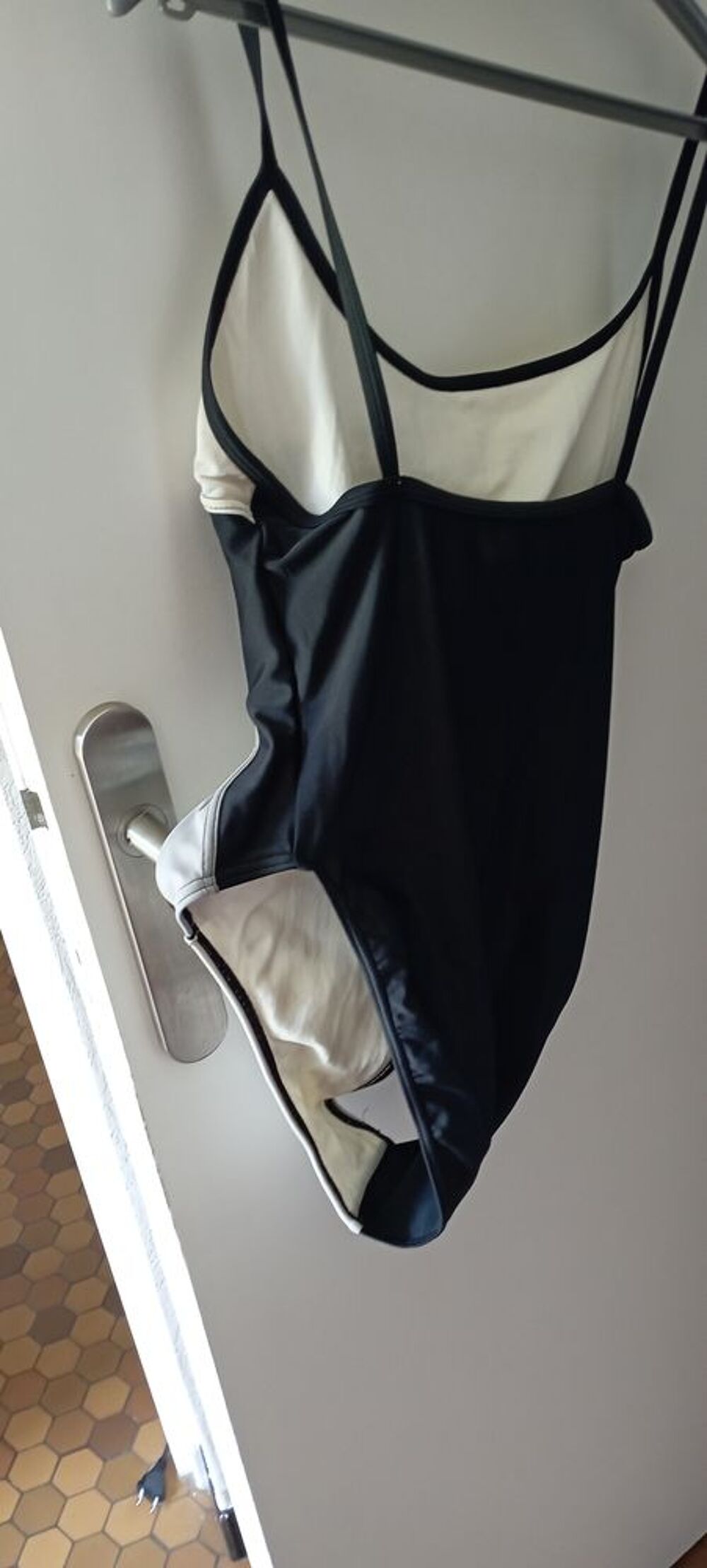 Jolis maillots de bain en tr&egrave;s bon &eacute;tat dont un neuf . Vêtements
