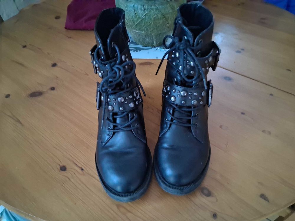 bottines peu portees tres bon etats Chaussures
