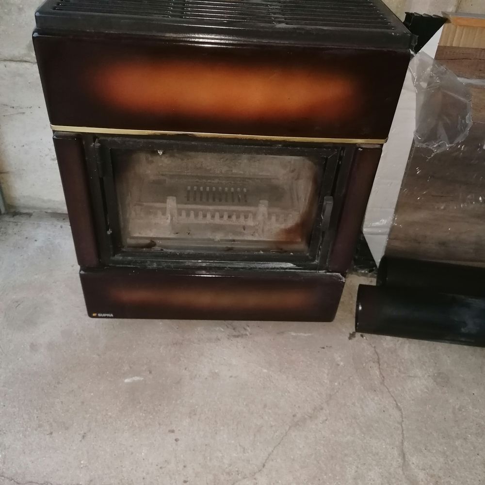 Poele a bois marque supra avec ces tuyaux marrons Electroménager