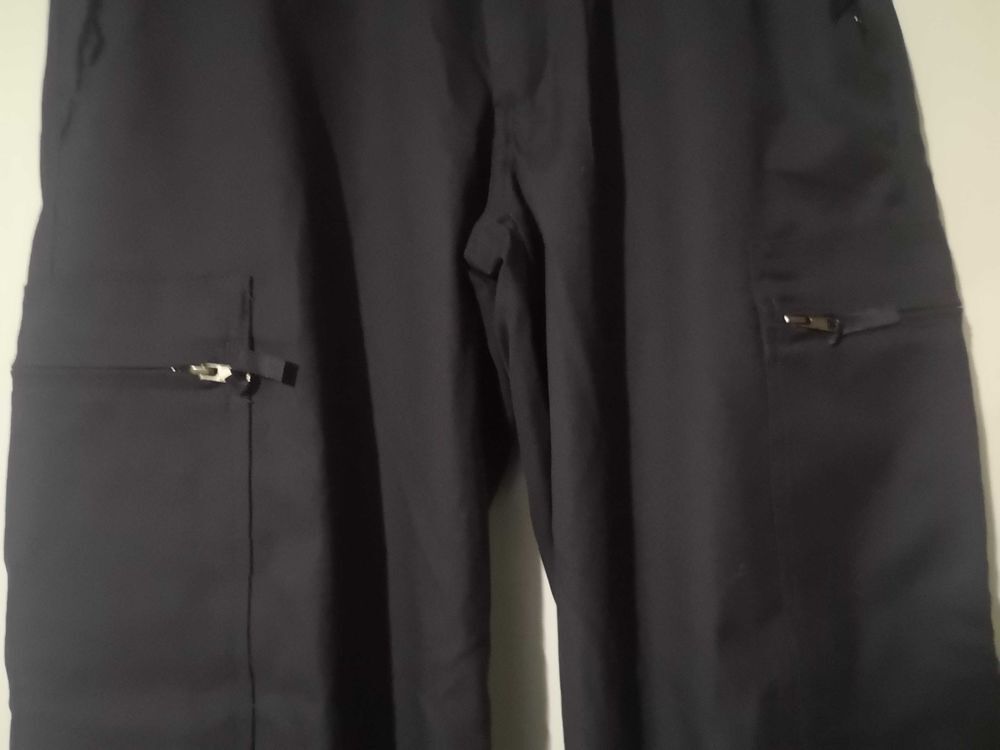 Pantalon DCA. Taille 40. Neuf sans &eacute;tiquette. Vêtements