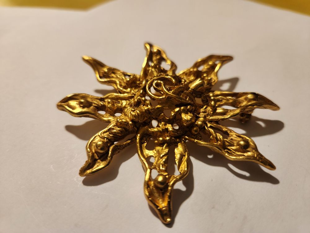 Broche &eacute;toile ajour&eacute;e dor&eacute;e patin&eacute;e Christian LACROIX Bijoux et montres