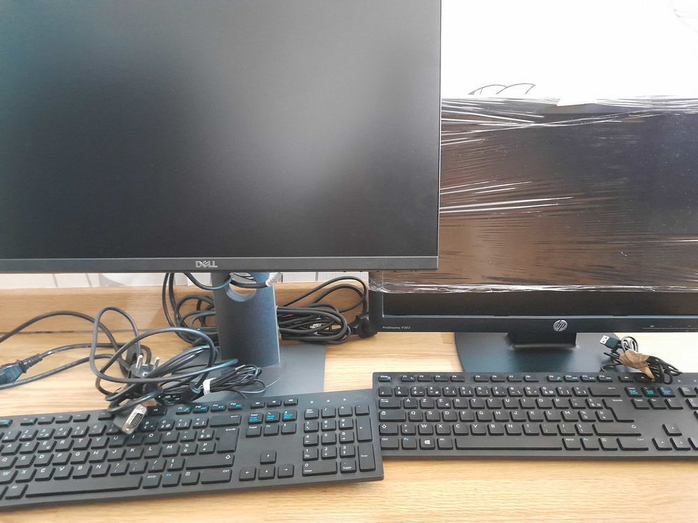 deux &eacute;crans comme neufs hp/ Dell Matériel informatique
