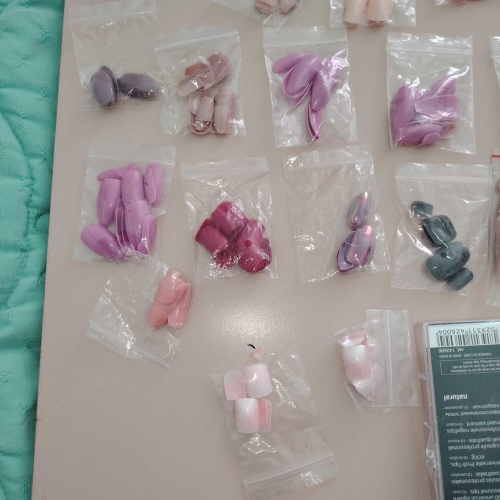 LOT DE FAUX ONGLES Bijoux et montres