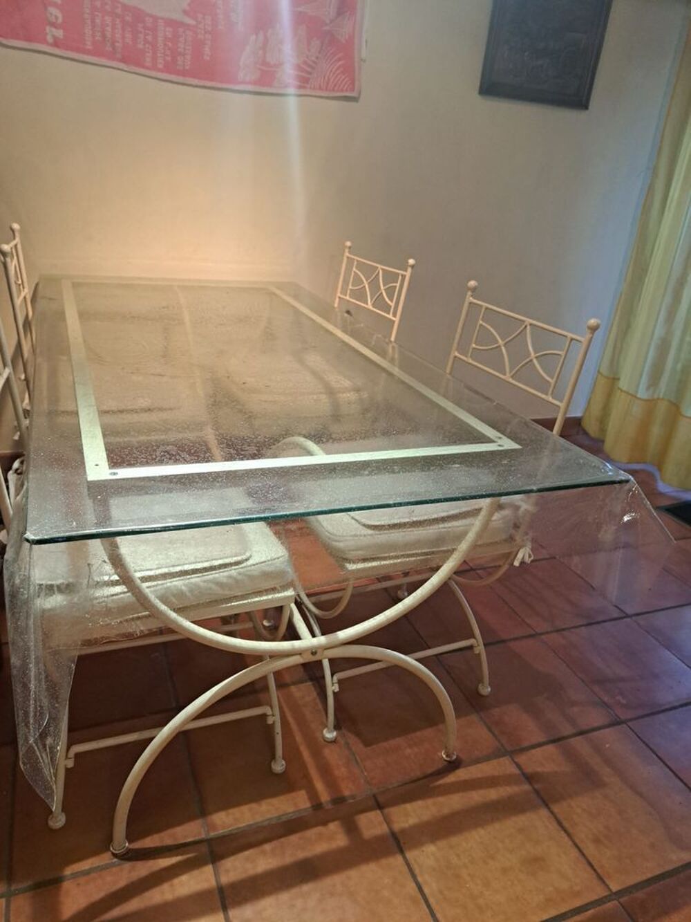 table verre ossature fer forg&eacute; avec 6 chaises
et &eacute;tag&egrave;re Meubles