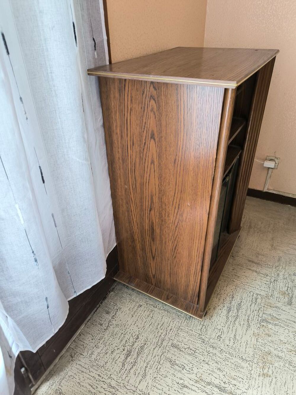 Meuble TV en bois sur roulettes avec portes en verre Meubles