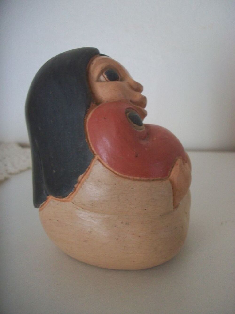 Statuette femme &agrave; l'oiseau Poterie d'art Chili Décoration