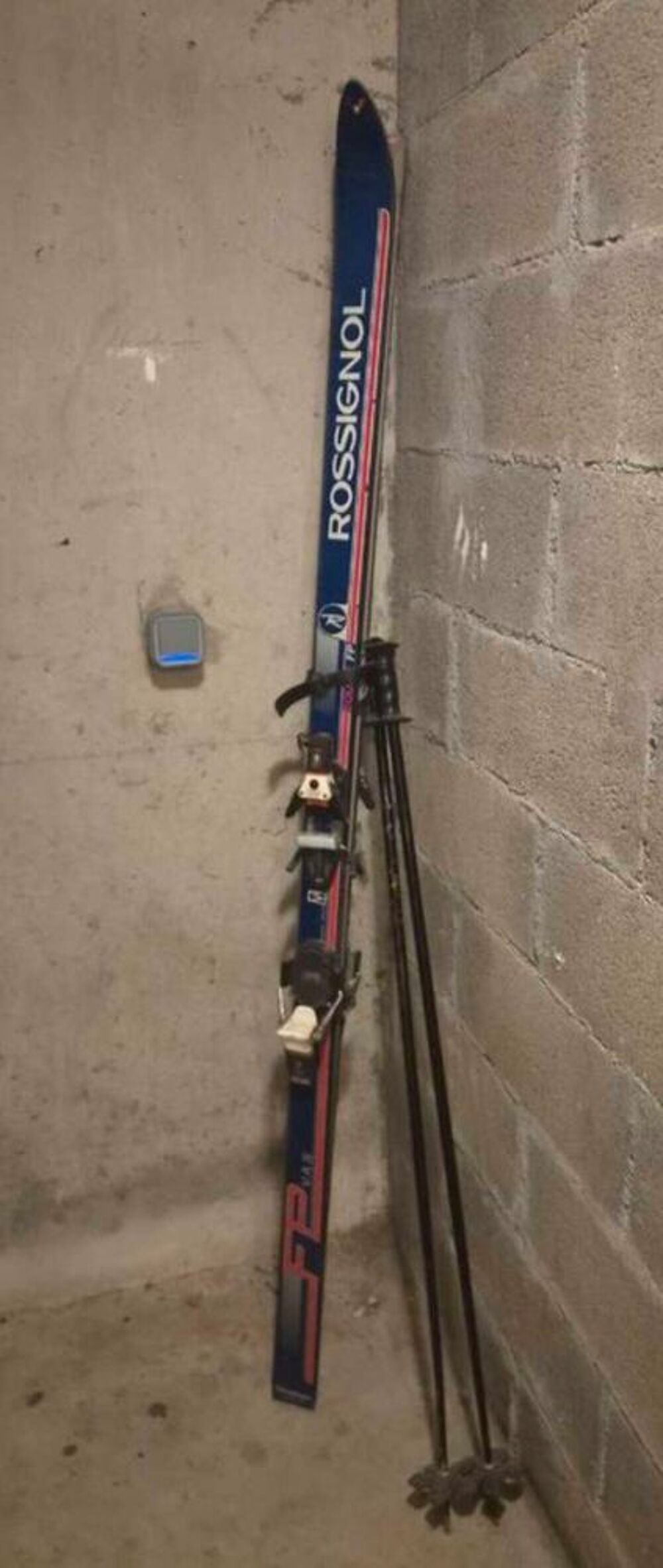 Skis rossignol + batons bon etat Sports